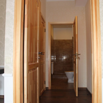 4 c Riga Deluxe Suite entrance and bathroom